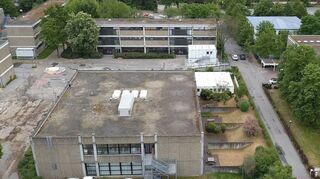 Blick aufs Schulzentrum: Im Vordergrund steht das Fachklassengebäude, am rechten Bildrand ist die Theodor-Heuss-Realschule erkennbar. Im Hintergrund stehen die beiden Riegelgebäude der Hartmann-Baumann-Schule, die abgerissen werden sollen, links oben ein Teil der Schule am Kraichbach.