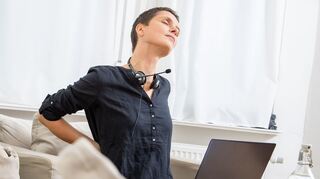 Stundenlanges Sitzen ist Gift für den Rücken.