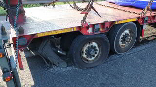 Ein Schwertransporter, der Mittwochabend auf der A 6 Heilbronn Fahrtrichtung Mannheim fuhr und sich auf der Ausfahrt Mannheim/ Schwetzingen befand, erlitt aus bislang unbekannter Ursache einen Achsbruch und verursachte große Schäden an der Fahrbahn.