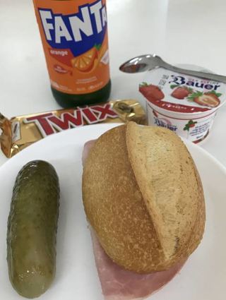 Sechs bis acht Liter Blut zirkulieren im menschlichen Körper, nach der Spende ist es ein halber Liter weniger. Für den Kreislauf gibt’s Essen und Trinken.
