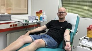 Die Mullbinde in der linken Hand knetend – so vergehen die sechseinhalb Minuten auf der Liege wie im Flug.