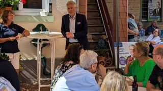 OB-Kandidat Matthias Steffan spricht zu den Freien Wählern.