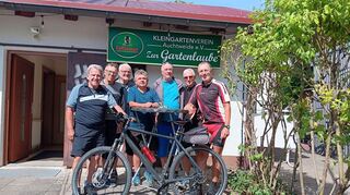 Die Rentnergang mit den beiden Einladungsgästen vor dem Tourenziel „Gartenlaube“: Willi Krupp (v. l.), Hans Haag, Hartmut Welter, Heinz Schwab, Alfons Steinbeißer, Franz Lemberger und Helmut Dietz.