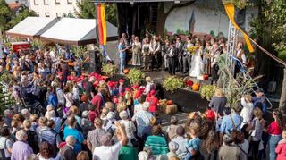 Eröffnung der Brühler Straßenkerwe durch Bürgermeister Dr. Ralf Göck und Ehren-owwerkerweborscht Albert Fichtner auf der Hauptbühne.
