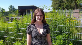 Sophia Schad steht vor dem Dünenklassenzimmer. Es ist für sie ein wertvolles pädagogisches Projekt und das Naturschutzgebiet der Dünen generell eine große Besonderheit in Oftersheim.