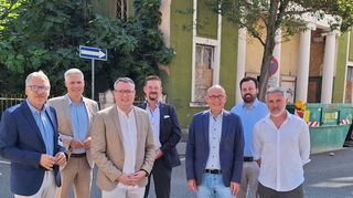 Sie freuen sich auf die Entwicklung rund um das ehemalige Kino (v. l.): Stadtentwicklungsleiter Wolfgang Leberecht, Bürgermeister Matthias Steffan, Projektentwickler und Prokurist Laurin Schulze, der Geschäftsführer der Projektgesellschaft Professor Dr. Nico Rottke, OB Dr. René Pöltl, Vincent Mennel vom Baucontrolling sowie der leitende Architekt Fermin Alonso Gomez.