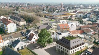 Hier in der Vogelperspektive ist die Platzsituation mit den Capitol (grünes Gebäude hinterm Baum) gut zu erkennen. Im Hintergrund – zur Orientierung – der Kauflandkreisel und die Nadler-Brücke.