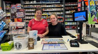 Eleonore Barker und Laura Grethlein begrüßen die Kunden hinter dem Tresen der Esso-Tankstelle in Plankstadt. Man kennt sich in der Gemeinde, ist per Du und kommt gerne mit den Menschen ins Gespräch, so erzählen die beiden Frauen.