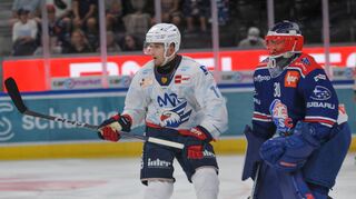 Adler-Stürmer Kristian Reichel (l.) überwand Zürichs Torhüter Simon Hrubec zum zwischenzeitlichen 1:1.