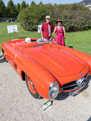 Die Besitzer dieses 300 SL Roadster von 1957 sind Dr. York Seifert samt Gattin aus Ingolstadt. 1958 hat Rudolf Uhlenhaut , späterer Mercedes-Chef, am Steuer einen neuen Geschwindigkeitsrekord aufgestellt. Er fuhr ganze 245 Stundenkilometer schnell, damit war der Roadster das bis dahin schnellste Cabriolet der Welt.