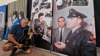 Andy Schröer zeigt bei einer Sonderausstellung der Classic-Gala Gegenstände, die Elvis Presley gehörten, etwa die „Black Beauty“, die legendäre schwarze Gitarre der Marke „Isana.