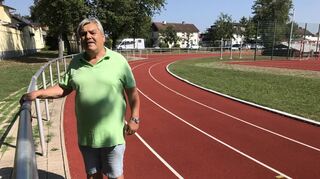 Seit der Pensionierung hält das TSV-Urgestein Lothar Motika die Anlage seines Vereins in Schuss. Zwar kann der 75-Jährige nicht mehr alle Arbeiten selbst ausführen, doch er behält den Überblick.