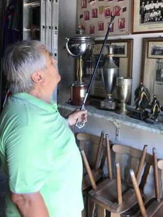 Die „historische TSV-Kneipe“ ist sein ganz persönliches Museum. Neben den Erfolgen der Feldhandballer haben dort auch andere verdienstvolle TSVler ihren Platz.