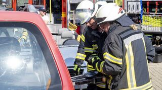 Ran an die Hydraulik: Besucher können sich unter fachkundiger Anleitung mit der Rettungsschere an einem Auto versuchen wie hier Armin Schlechter (r.).