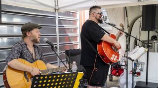 Bei der Feuerwehr Speyer gibt nicht nur das Martinshorn den Ton an: Die Combo Balu (rechts) und Zerwas umrahmt musikalisch die Präsentation an der Feuerwache.