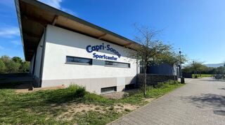 Das Dach des Capri-Sonne-Sportcenters wird ab Montag, 9. September, saniert. Dafür muss auch ein Teil des Parkplatzes gesperrt werden.