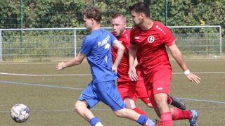 Der Plankstadter Tobias Torka (l.) enteilt gleich zwei Gegenspielern und hat am Ende mit seiner Mannschaft das bessere Ende für sich: Die TSG Eintracht II siegt mit 2:1 beim SV Rohrhof II.