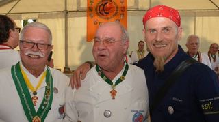 Bernd Müller (v. l.) und Wilfried Neudecker mit Sternekoch Ralf Zacherl.