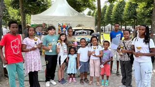 Die Kinder aus Schwetzingen werden für ihre Malaktion mit Pokalen gewürdigt.