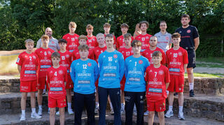 Die B1 der HG Oftersheim/Schwetzingen bilden: (vorne v. l.) Fabio De Marco, Joshua Wolf, Niklas Philipp, Elias Villa Apps, Lennart Auth, (Mitte v. l.) Raphael Mehlis, Malte Aeckerle, Levin Saar, Adrian Summ, Tom Baldauf, Jona Himmelmann, Finn Hoberg, Fabio Jäger, (hinten v. l.) Trainer Florian Schwarz, Raphael Schmitt, Robin Wolf, Jan-Mathis Derr, Jakub Dudziak, Jasper Rohr, Co-Trainer Jonah Fassunge sowie Torwarttrainer Frederick Fauerbach.