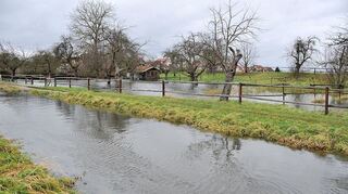Hochwasser im Dezember 2012 auf dem Gelände zwischen dem Landgraben im Vordergrund und dem Leimbach: Das Wasser steht überall.