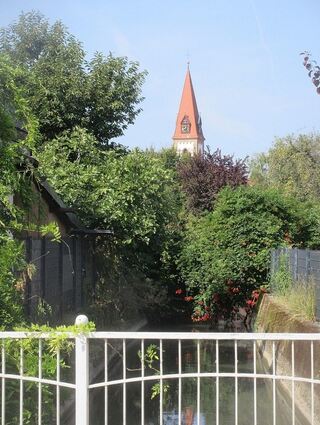 Ein Stück Dorfidylle: Blick von der Brücke in der Heidelberger Straße bachabwärts zur Kirche St. Kilian.