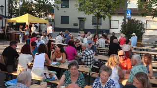 Weinfest des SC 08 auf dem Rathausplatz in Reilingen.