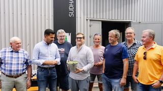 Gemeinsam mit den vielen freiwilligen Helfern, Hopfenbauern und Braumeister übergeben Sandhausens Bürgermeister Hakan Günes und Welde-Chef Max Spielmann den Hopfen an die Bier-Produktion in Plankstadt.