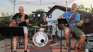 Sommerrock beim Obst- und Gartenbauverein: Charly Weibel (v. l.), Lukas Kolb und Jens Penther als „Jaycee“-Trio.