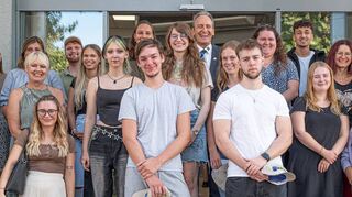 Sie starten in einen neuen Beruf bei der Gemeinde (hintere Reihe, v. l.) Vanessa Buhl, Georgia Simeonidou, Lorenz Knupfer, Lea Makni – zwischendrin Anna-Lena Schneider und Bürgermeister Dr. Ralf Göck, Celine Petrino, Fabian Marx, Timm Wollenberg, (mittlere Reihe) Dovila Eder, Alexandra Eccard-Bordne, Sophia Tokareva, Marie Handlos, Alisa von Hein, Julia Kindler, Magdalena Rosenberger, Aleandro Piazza, Roksolana Osadchuk-Danysh soiwe (vordere Reihe) Florian Deutsch, Tamara Zahn, Lucas Brüggemann, Florian Beger und Geanina Hoppstädter.