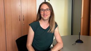Patrick Alberti lässt sich im Standesamt ablichten. Vor einigen Wochen hat dey die formelle Änderung deren Geschlechts beantragt.