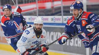 Mannheims Luke Esposito (Mitte), hier im Testspiel gegen die ZSC Lions aus Zürich, erzielte in Biel das zwischenzeitliche 0:2.
