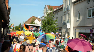 Die Straße ist voll bei der Dorfpride in Ketsch