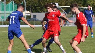 Der Brühler Jonas Can (l.) sieht sich gleich von zwei Gegenspielern des VfR Mannheim II eingekesselt. Am Ende hat seine Mannschaft mit 3:0 die Nase vorn.