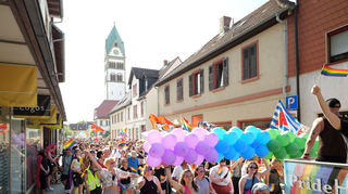 Knapp 1000 Menschen nehmen an der bunten Parade in Ketsch teil, um ein Zeichen für Vielfalt, Freiheit und Toleranz zu setzen.
