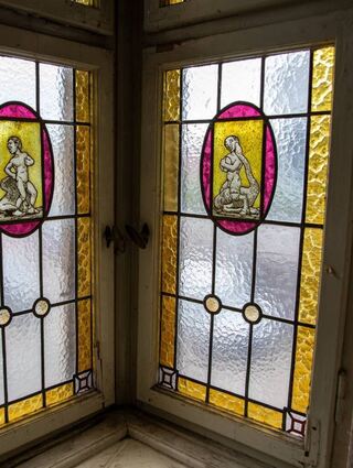 Augenweide: Diese Bleiglasfenster im Wohnhaus sind ein echter Hingucker und werden erhalten.