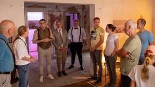 Geben spannende Einblicke in die Zukunft des Gebäudes: Architekt Fermin Alonso Gomez (Mitte) und Laurin Schulze (links daneben) bei der Führung zum Tag des offenen Denkmals.