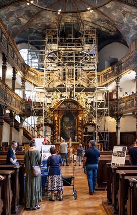 In der Dreifaltigkeitskirche informieren sich die Besucher über Orgelrestaurierung und den Einbau einer neuen Orgel.