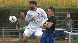 Immer einen Schritt schneller waren die Gäste aus Plankstadt: hier kommt Siar Cakmak ((l.) vor dem Brühler Kapitän Markus Mitsch an den Ball.