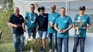 Vorsitzende Jürgen Uhrig (2. v. l.) und Thomas Laupichler (v. l.) ehren Fischerkönig Jan Dorotik, die Prinzen Joachim Dinies und Jürgen Heid sowie Jugendprinzen Jonas Malick.