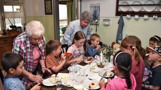Anfassen ist zur Märchenstunde im Gemeindemuseum in Oftersheim ausdrücklich erlaubt: Hier essen die Kinder von traditionellem Geschirr – wie früher.