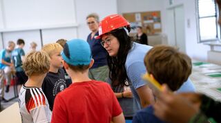 Jugendreferentin Elisa Heldt im Gespräch mit den „Baumeistern“.