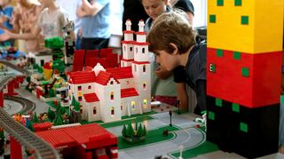 Toll, was hier in drei Tagen entstanden ist: Kinder bestaunen am Schlossplatz 9 die Stadt, die aus Lego-Steinen gewachsen ist – eine große Kirche gehört auch dazu.