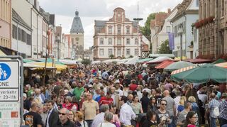 Der Bauernmarkt zieht jedes Jahr mit seinen Produkten aus Landwirtschaft und Handwerk, den zahlreichen Buden und Essensständen massenweise Besucher aus nah und fern auf die Maximilianstraße in Speyer – schon 2018 war der Marktbereich brechend voll.