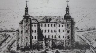 Die Darstellung des Schlosses – damals eine Wasserburg – nach dem Wiederaufbau um 1710. Die Seitenflügel fehlen noch.