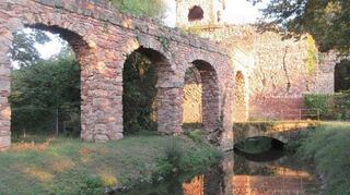 Das Römische Wasserkastell, unter dem der Leimbach im Schwetzinger Schlossgarten hindurchfließt, zeigt sich im Abendlicht.