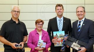 Bürgermeister Dr. Ralf Göck (r.) dankt (v. l.) Dr. Peter Pott (GLB), Elke Schwenzer (FW) und Michael Till (CDU) für ihre bisherige Tätigkeit im Gemeinderat.