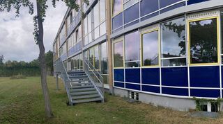 Südlich der Schillerschule in Richtung Oftersheimer Weg soll nach den spektakulären Umsetzaktionen im früheren Arboretum ein Anbau für den Sonnenschein-Hort errichtet werden.