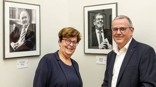 Mit einem Lächeln in der Galerie der ehemaligen Oberbürgermeister Speyers aufgenommen: Hansjörg Eger hat sich für ein Foto des Pressefotografen Klaus Venus entschieden, Bürgermeisterin Monika Kabs findet die Wahl in ihrer Laudatio gelungen.