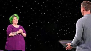 Alexander Bommes (r.) stellt der Schwetzingerin Tanja Bergauer nicht nur knifflige Fragen. Auch ihr besonderes Hobby interessiert den Moderator